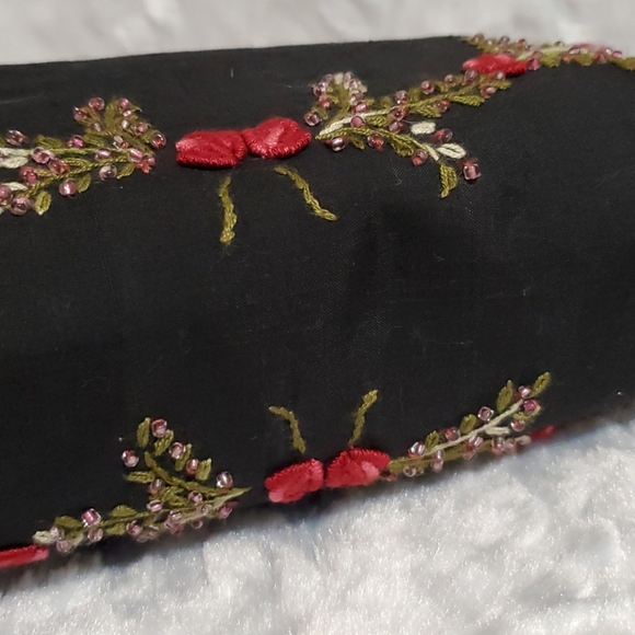 Rose embroidered•beaded•rattan/wood handles•black• - Picture 8 of 16